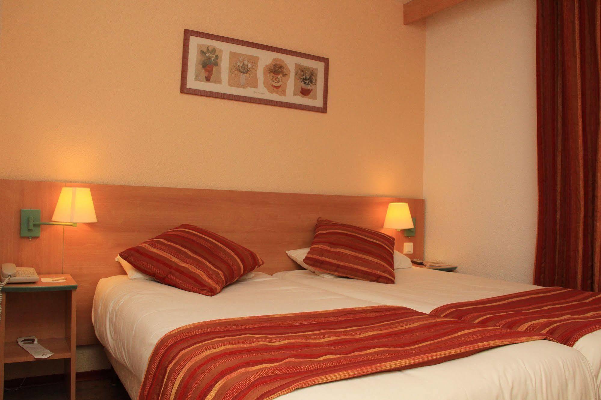 Logis Hotel Restaurant Uzes Pont Du Gard Buitenkant foto