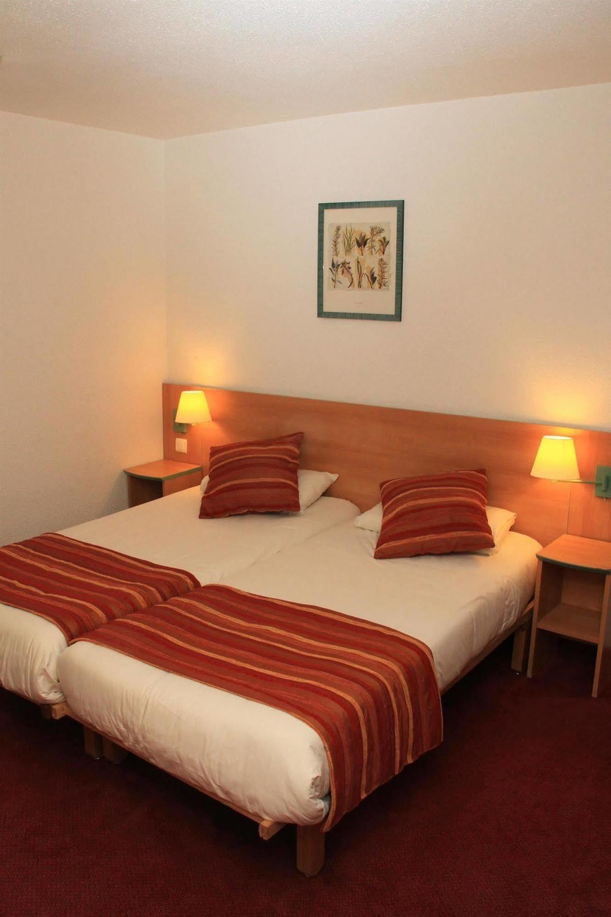 Logis Hotel Restaurant Uzes Pont Du Gard Kamer foto