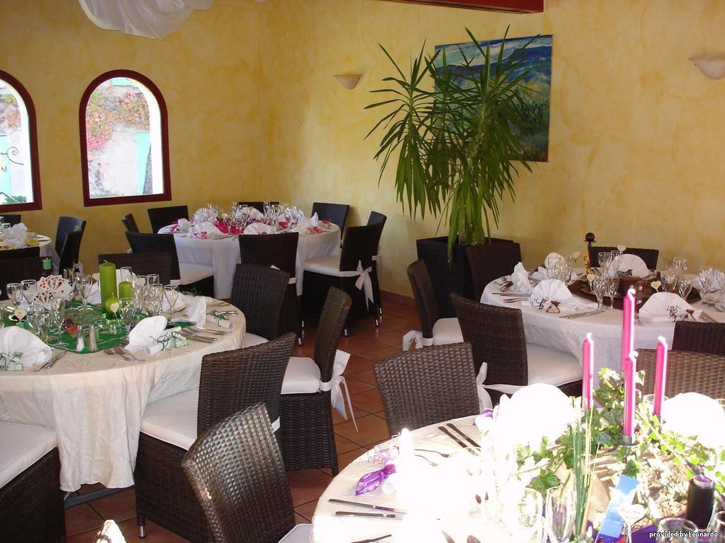 Logis Hotel Restaurant Uzes Pont Du Gard Buitenkant foto